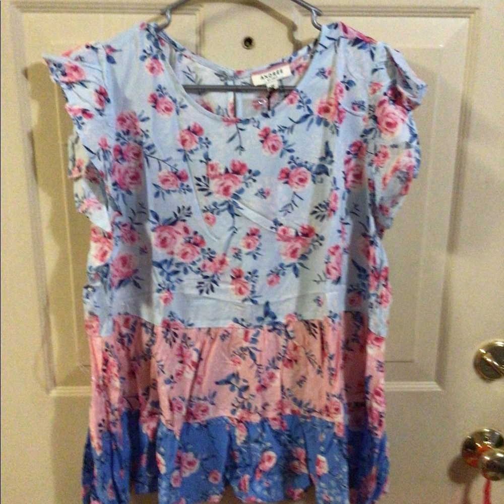 NWT- Andree By Unit. Floral Tiered Blouse w/Ruffle Sleeve.